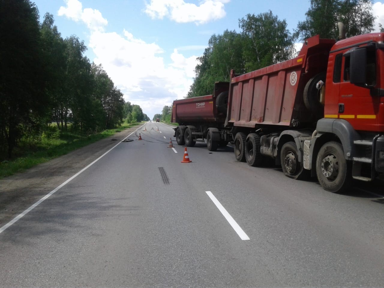 На омской трассе легковушка вдребезги разбилась об фуру