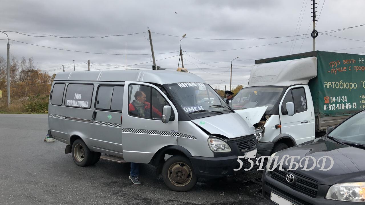 В Омске грузовая «Газель» протаранила пассажирскую маршрутку — СуперОмск