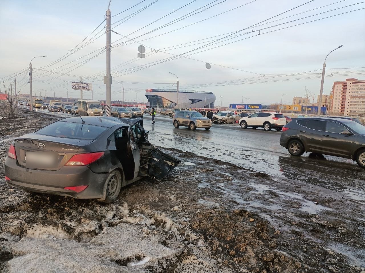 У «Арены» в Омске автомобили жестко разбились в массовом ДТП с полной  пассажиров маршруткой, есть пострадавшие — СуперОмск