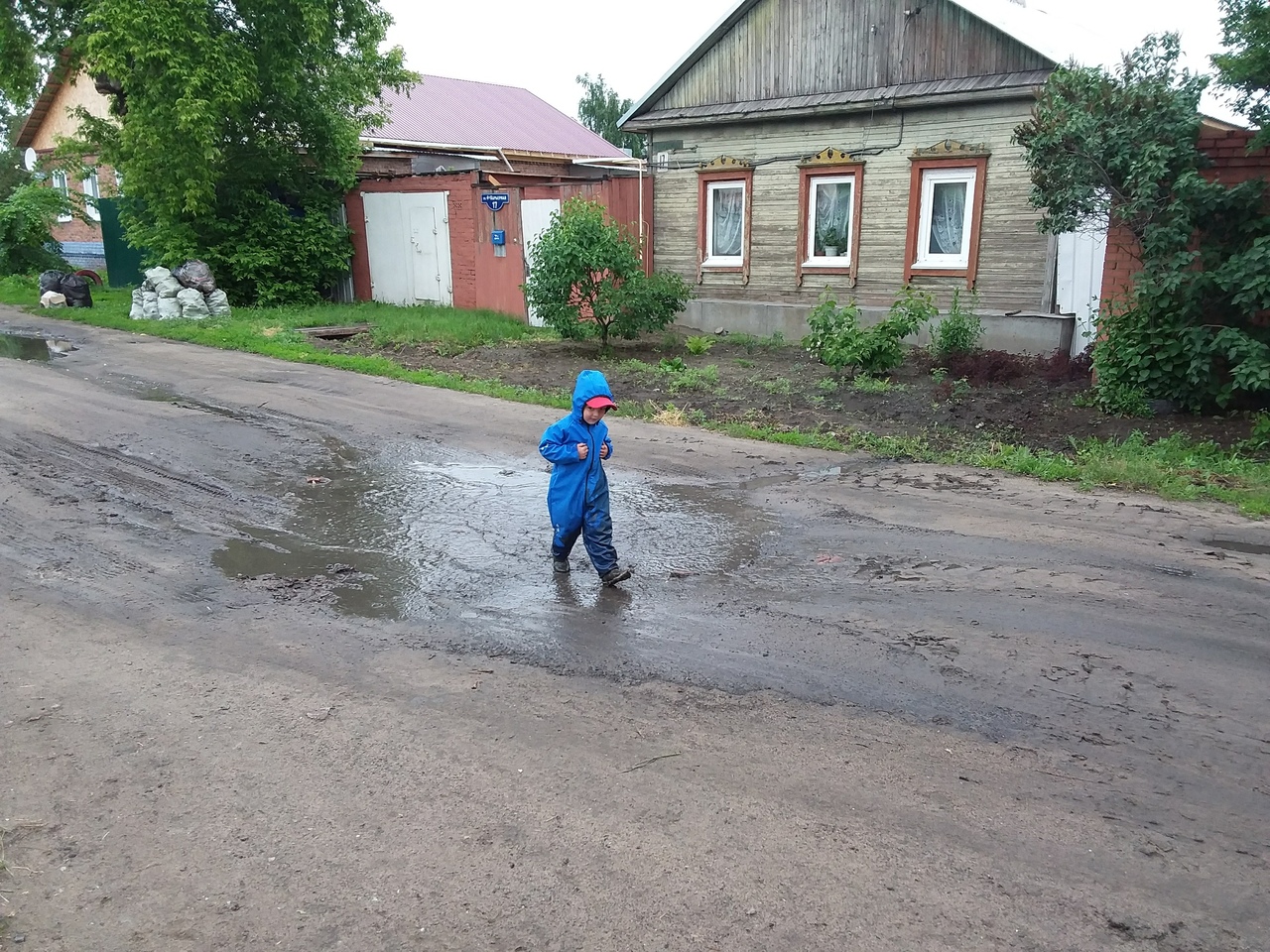 Жители частного сектора Омска взбунтовалисьпротив сноса детской площадки и  деревьев в угоду машинам — СуперОмск