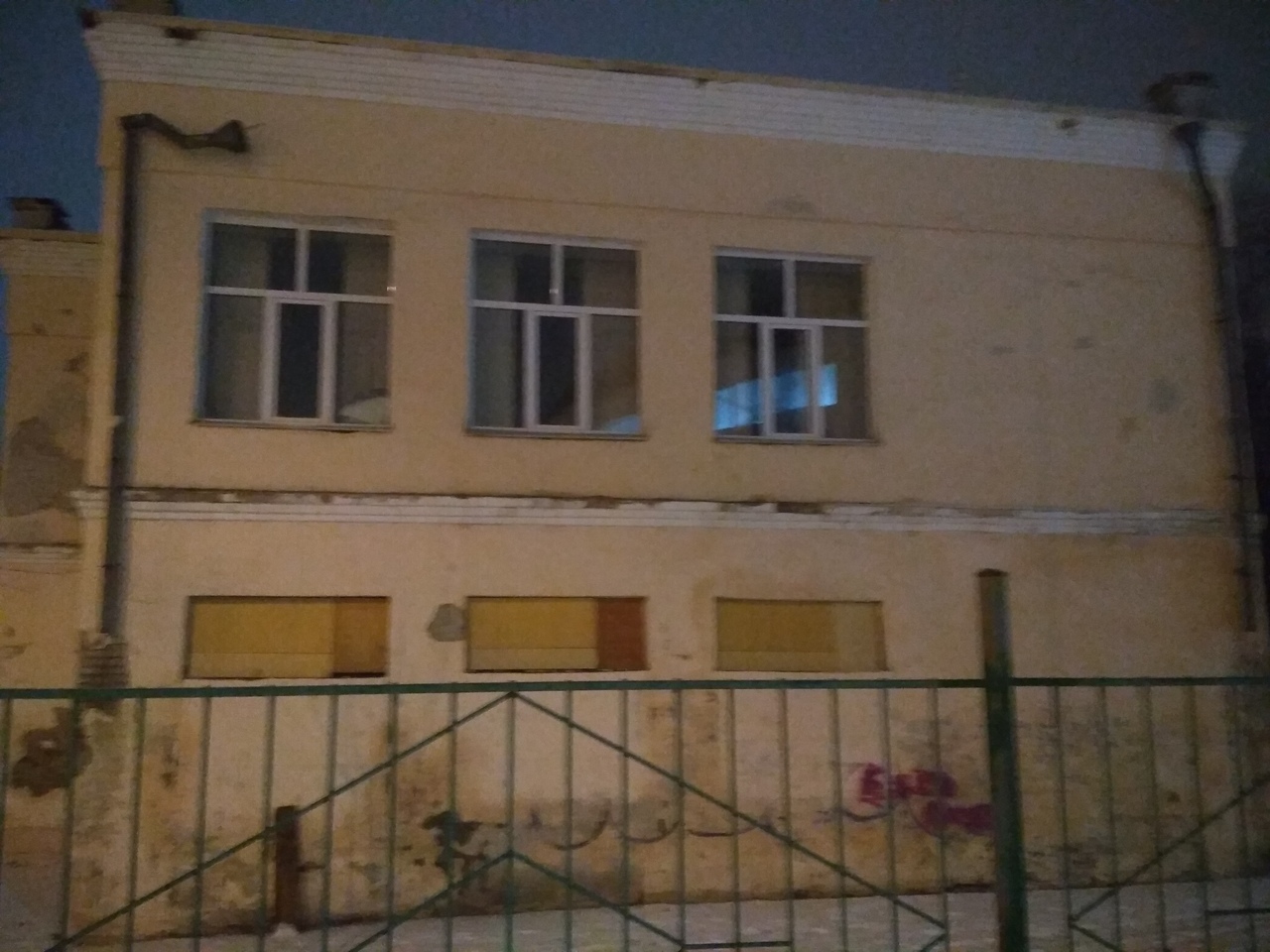 Омичи разместили в Сети фотографии облезлой школы Омичи разместили в Сети фотографии облезлой школы