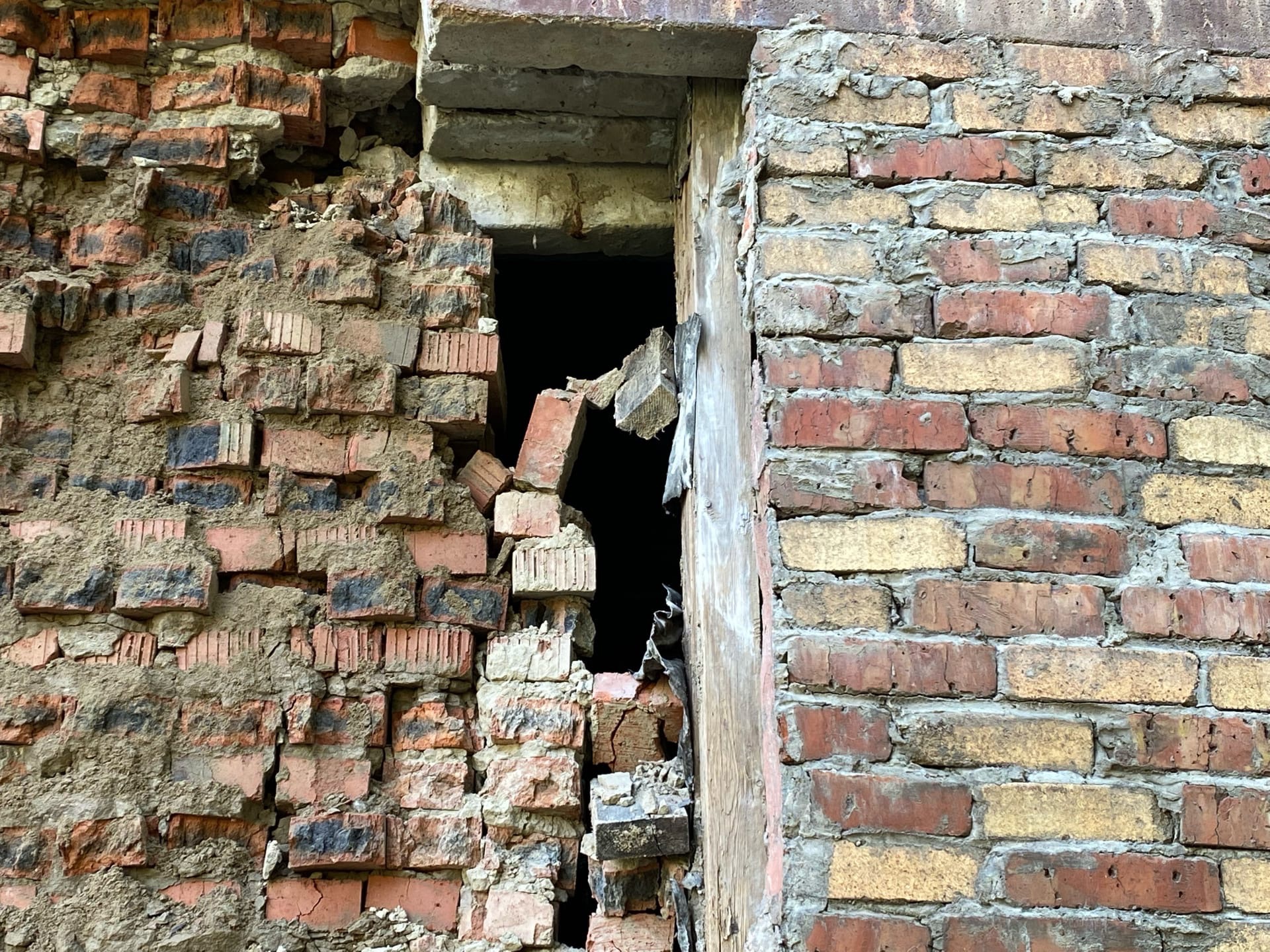 Разрушенная стена дома