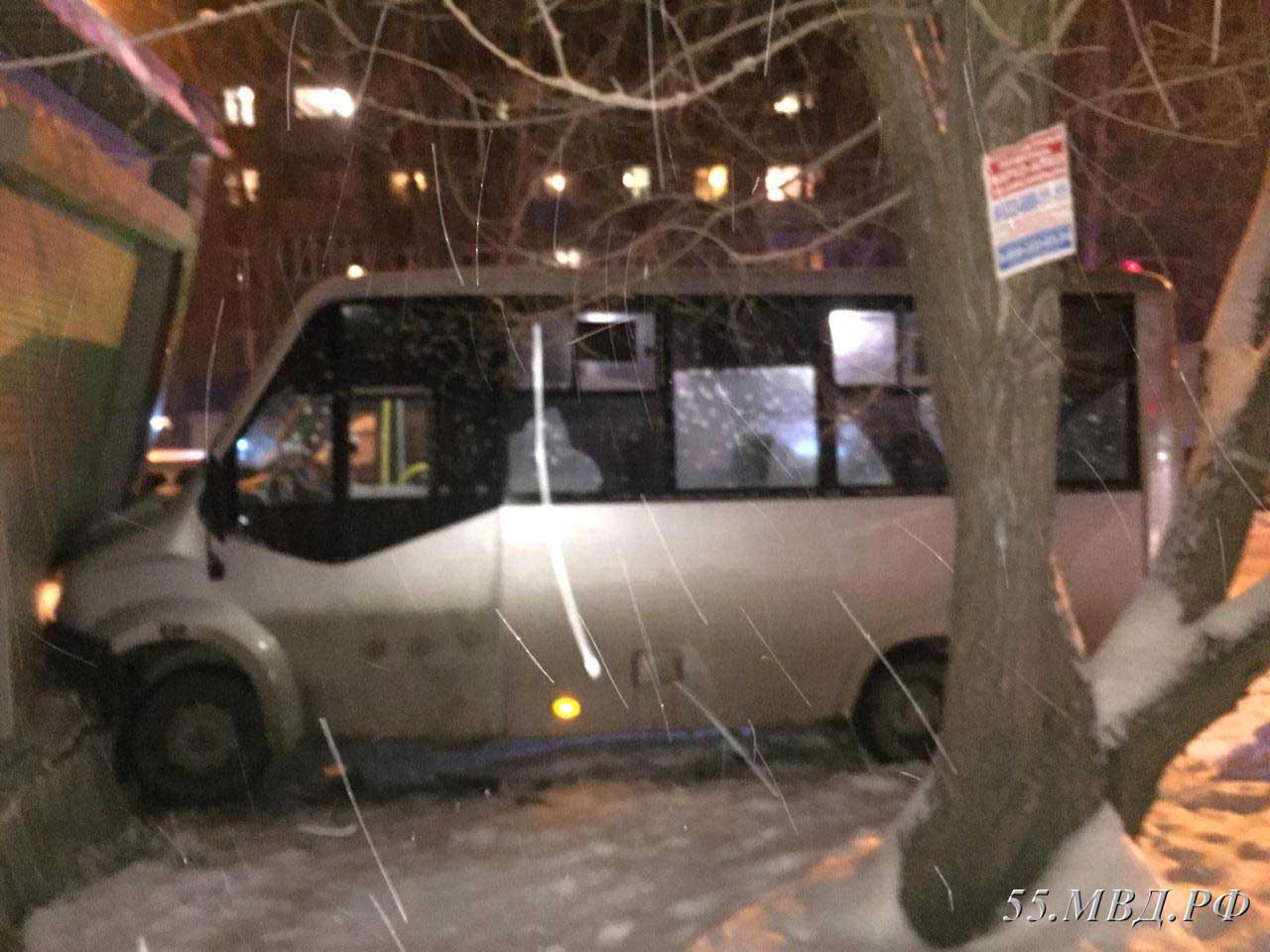 В Омске маршрутка с пассажирами влетела в киоск В Омске маршрутка с пассажирами влетела в киоск