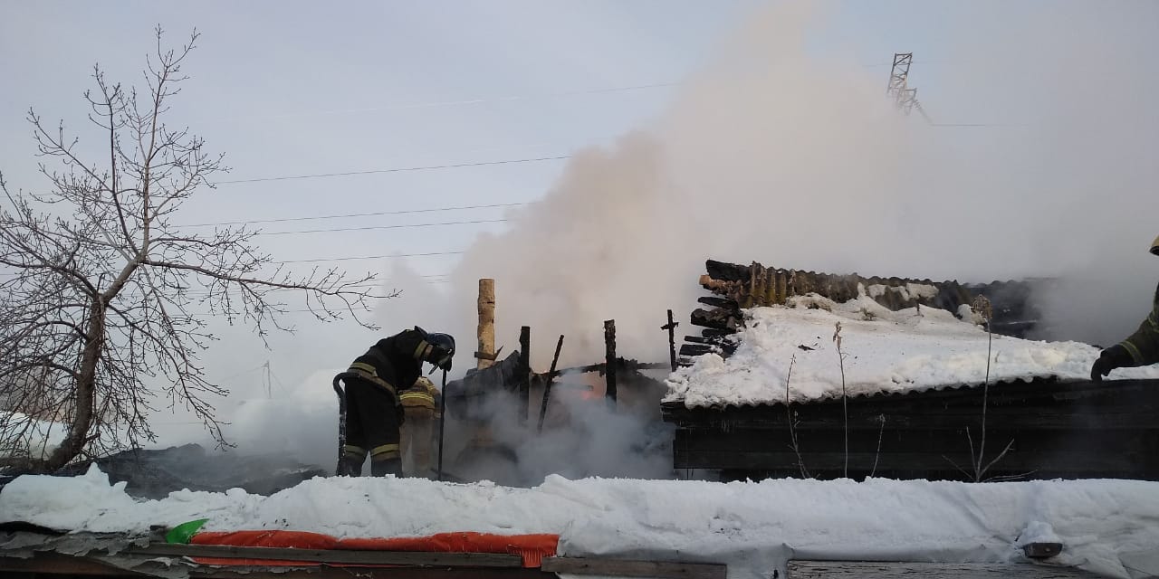 В Омске более 30 спасателей тушат полыхающий частный дом на Осоавиахимовской