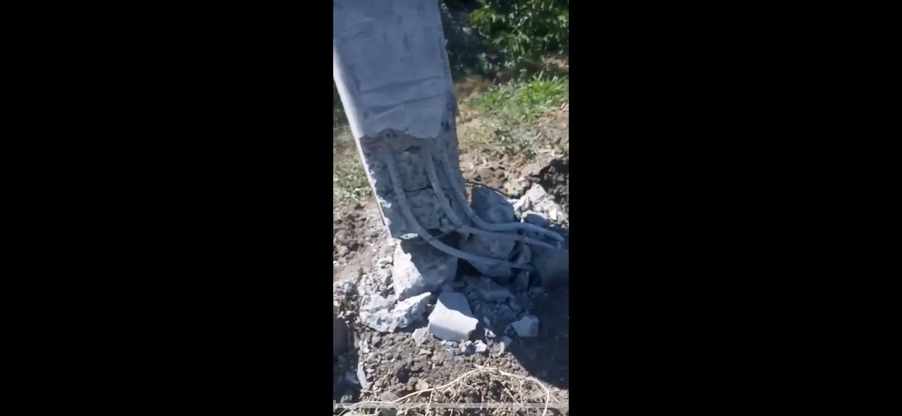 В Омске после ДТП столб повис на проводах В Омске после ДТП столб повис на проводах