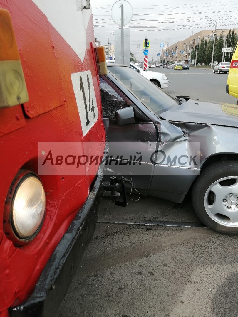 В центре Омска в неравном бою сошлись «Мерседес» и трамвай — СуперОмск