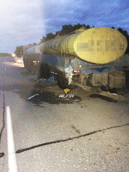 По дороге в Омск новосибирец вдребезги разбил машину о незаметный КамАЗ