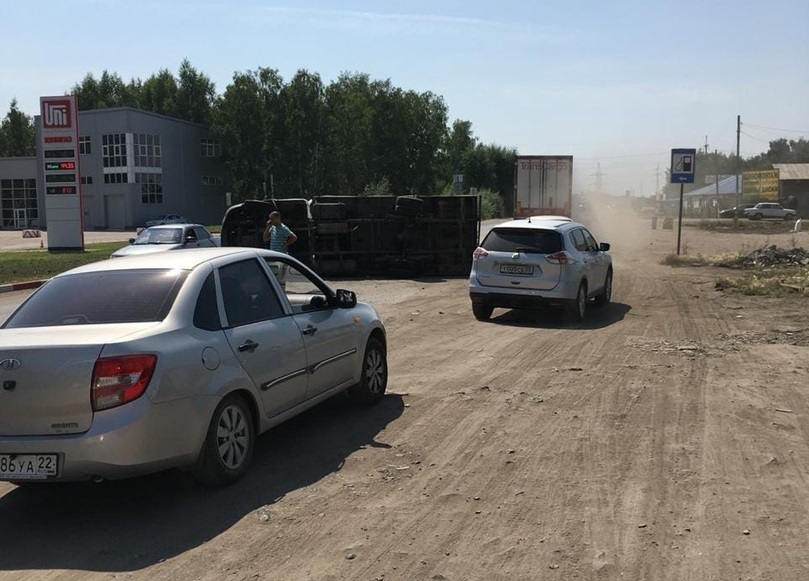 Появилось видео массовой аварии на окраине Омска, в которой грузовик рухнул на легковушку Появилось видео массовой аварии на окраине Омска, в которой грузовик рухнул на легковушку