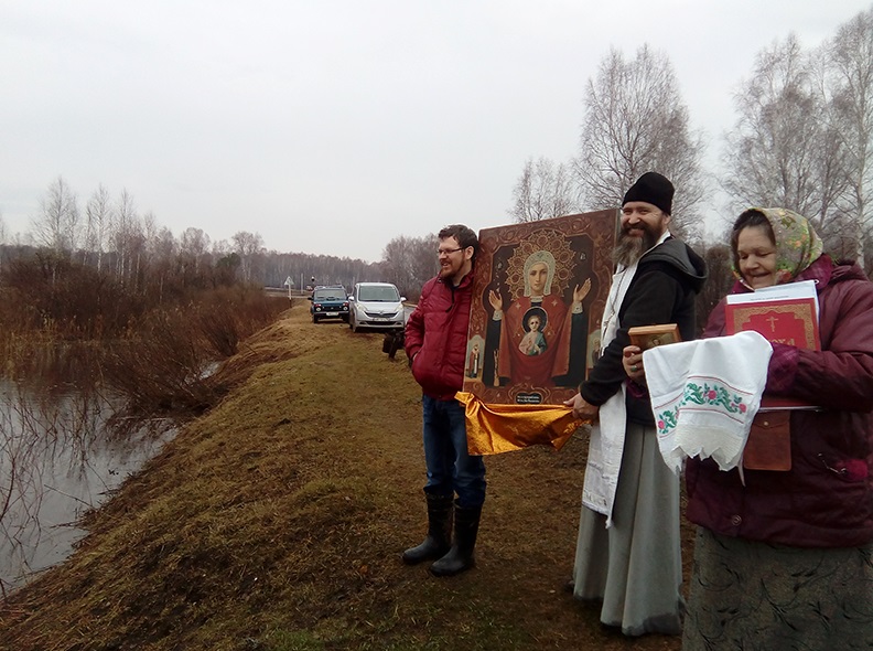 Жители села под Омском совершили крестный ход на лодках против нашествия грызунов Жители села под Омском совершили крестный ход на лодках против нашествия грызунов