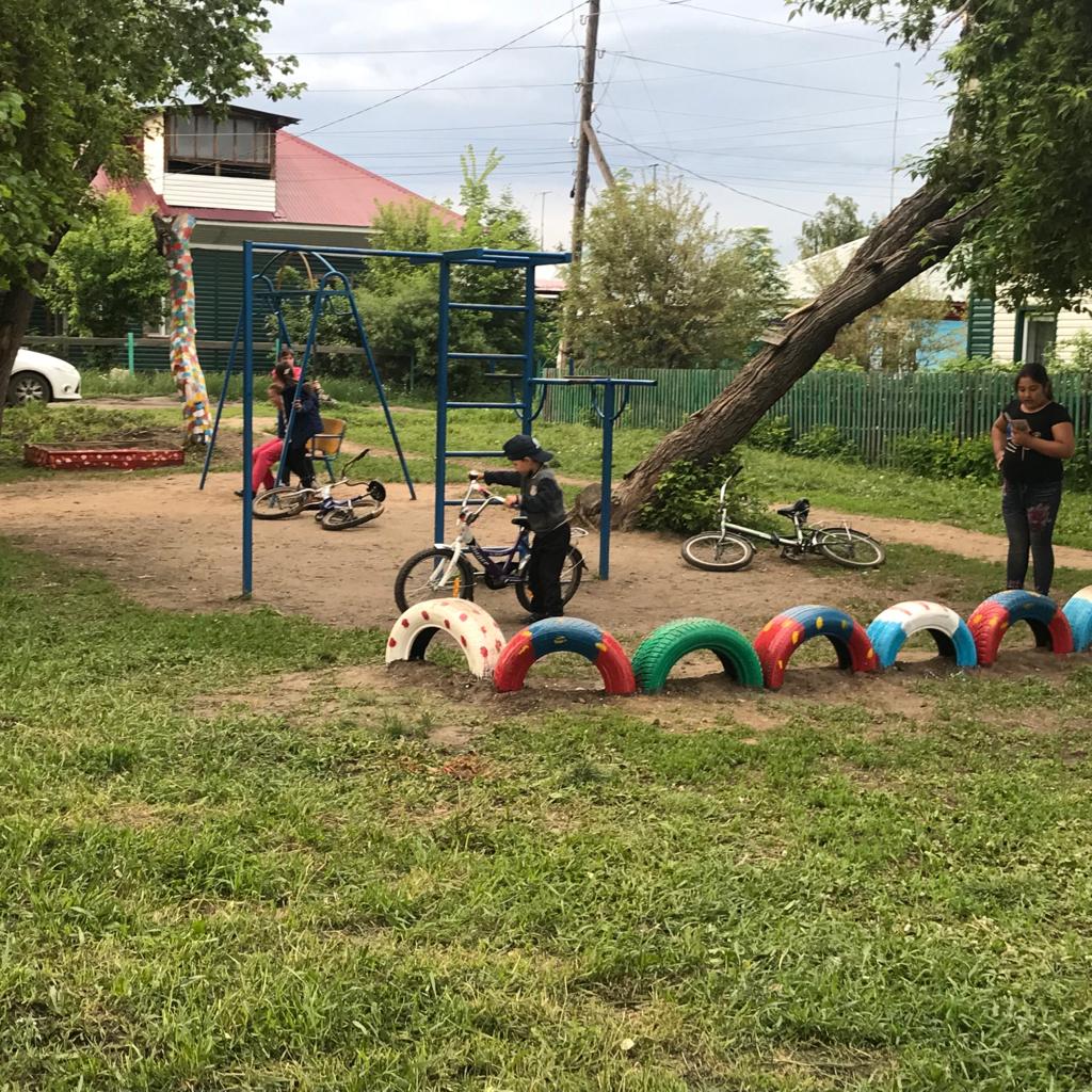 Жители частного сектора Омска взбунтовалисьпротив сноса детской площадки и  деревьев в угоду машинам — СуперОмск