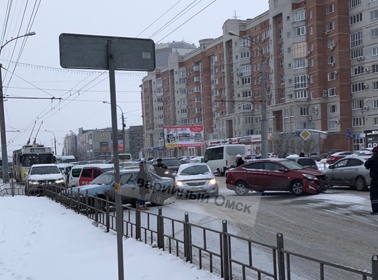 Авария на оживленной дороге в Омске спровоцировала крупную пробку —  СуперОмск