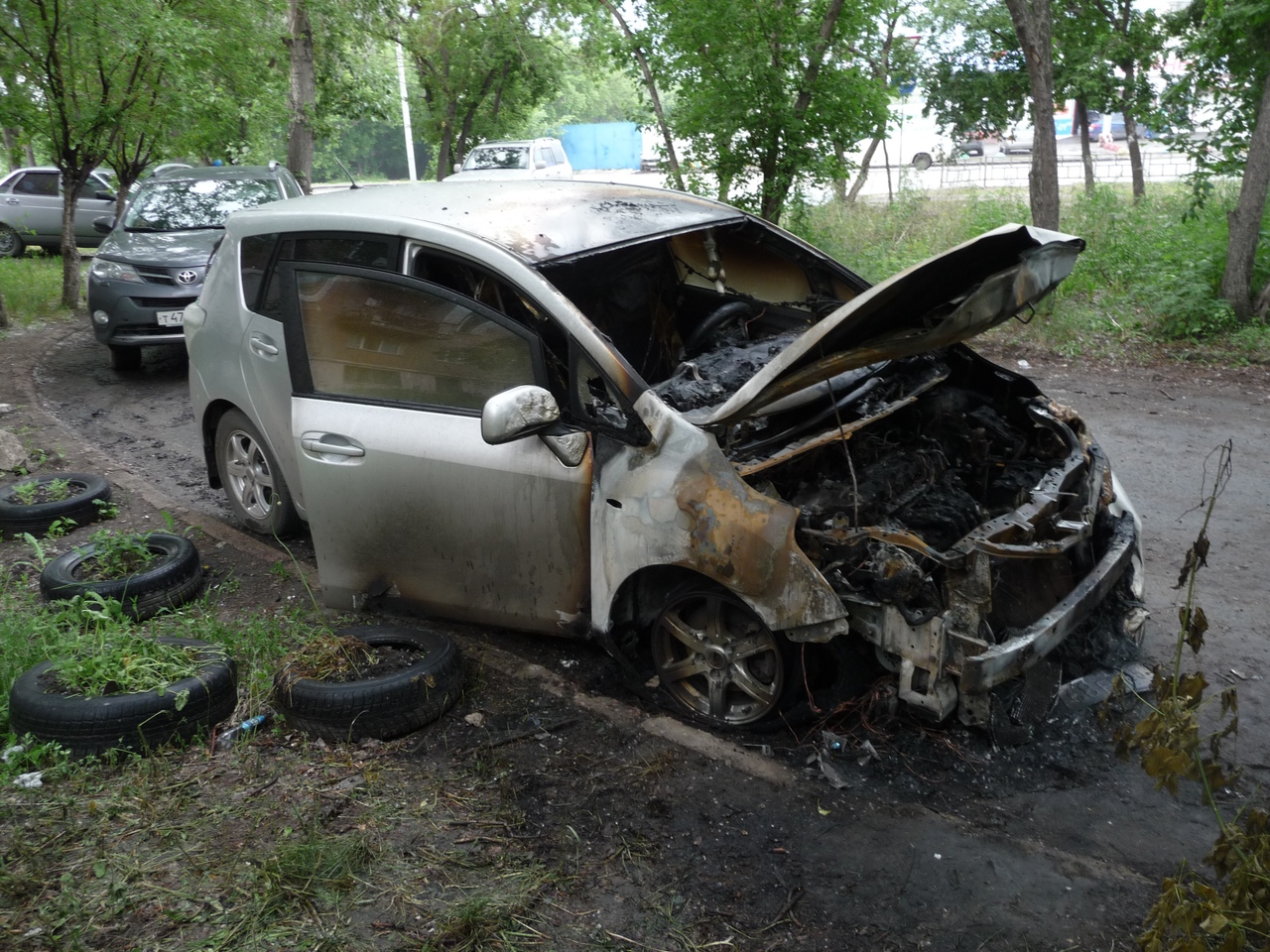 В Омске во дворе сгорели две иномарки – ФОТО В Омске во дворе сгорели две иномарки – ФОТО