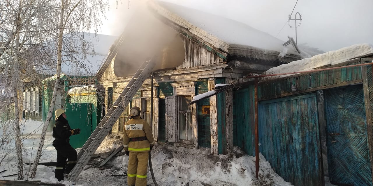 В Омске более 30 спасателей тушат полыхающий частный дом на Осоавиахимовской