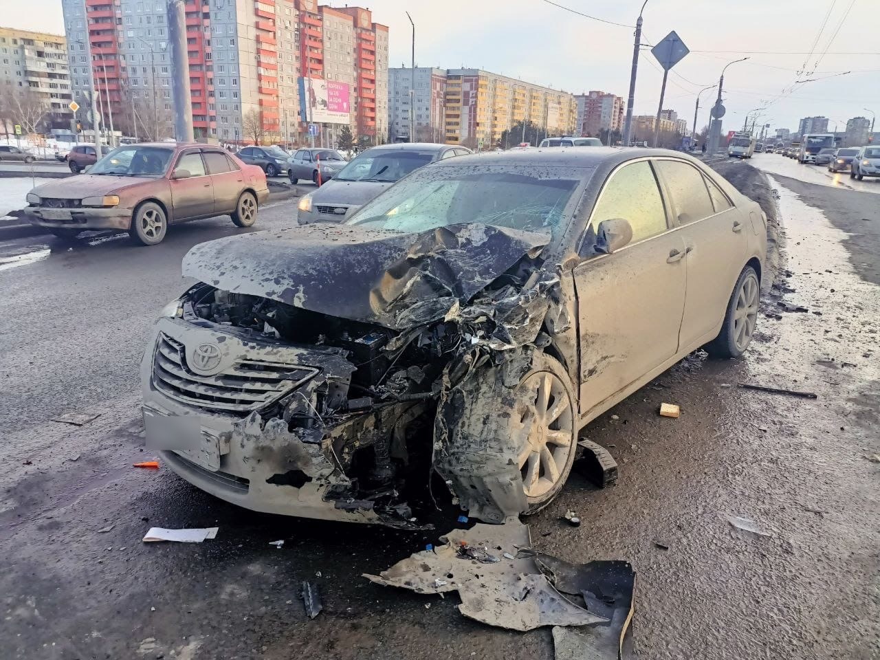 У «Арены» в Омске автомобили жестко разбились в массовом ДТП с полной  пассажиров маршруткой, есть пострадавшие — СуперОмск