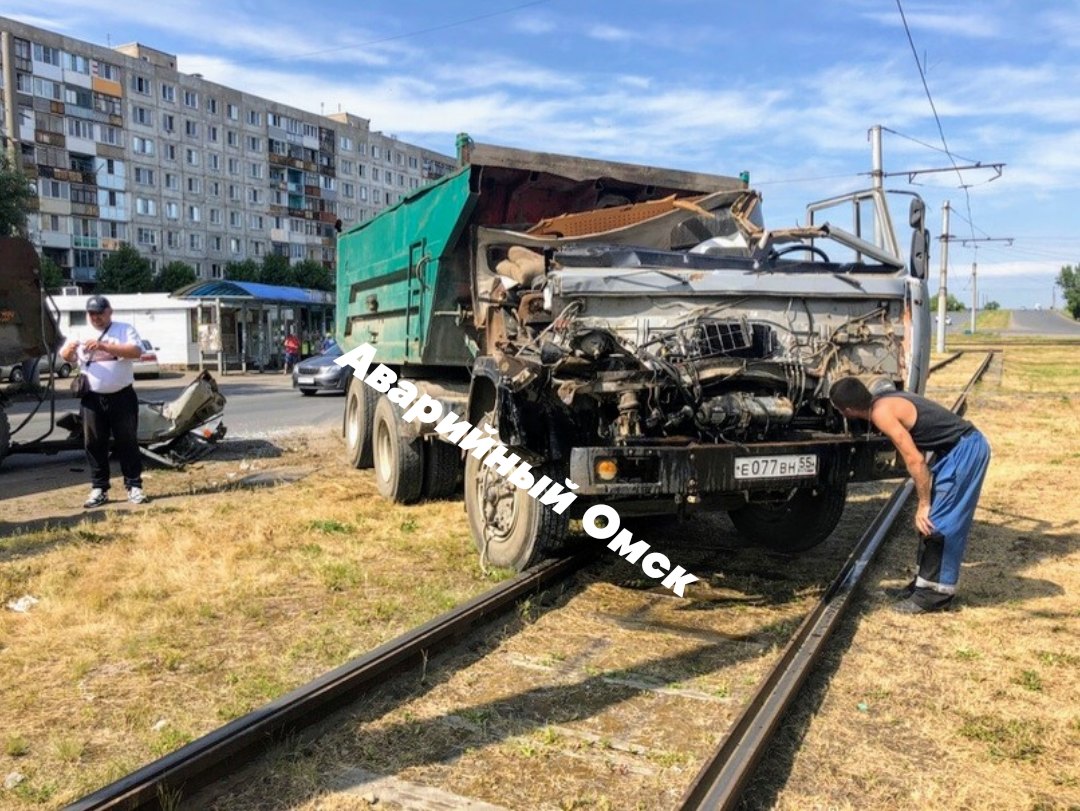 Стали известны подробности мощной аварии в Омске, в которой разворотило  большегруз — СуперОмск