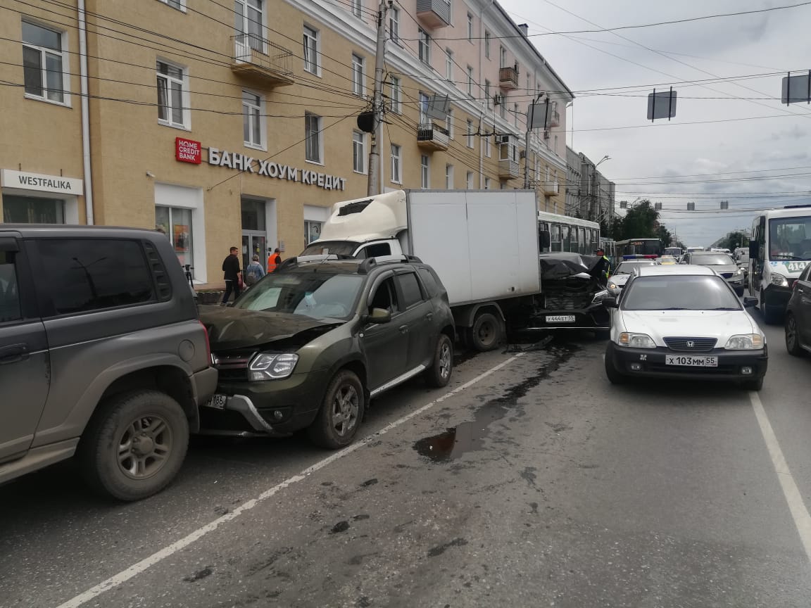 Вероятного владельца автобуса, попавшего в массовое ДТП в центре Омска,  винят в нарушениях по отношению к водителям — СуперОмск