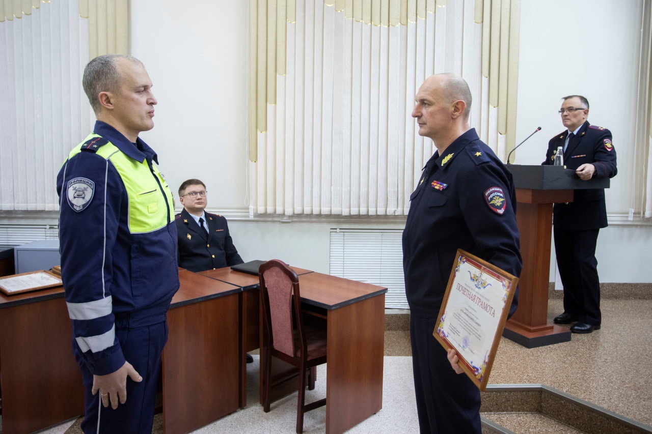 Начальник УМВД России по Омской области Крючков наградил отличившихся  полицейских — СуперОмск