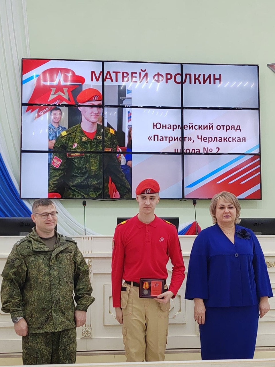 Военнослужащие вручили омским школьникам медали Военнослужащие вручили омским школьникам медали