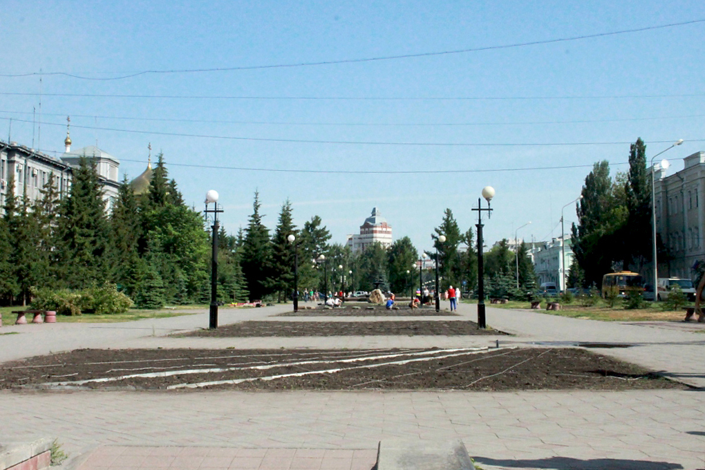 В моем городе вновь. Территория городского сада в городе Омске фото.