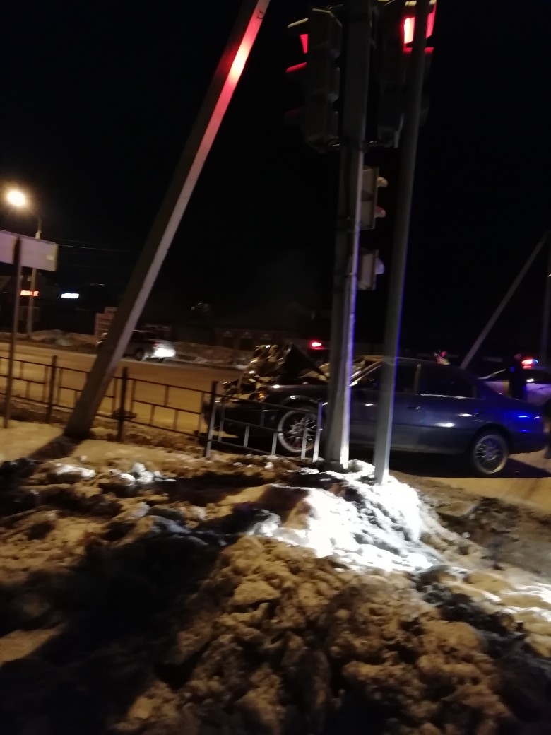 На Орджоникидзе в Омске иномарка после мощного удара влетела в жилой дом – подробности На Орджоникидзе в Омске иномарка после мощного удара влетела в жилой дом – подробности