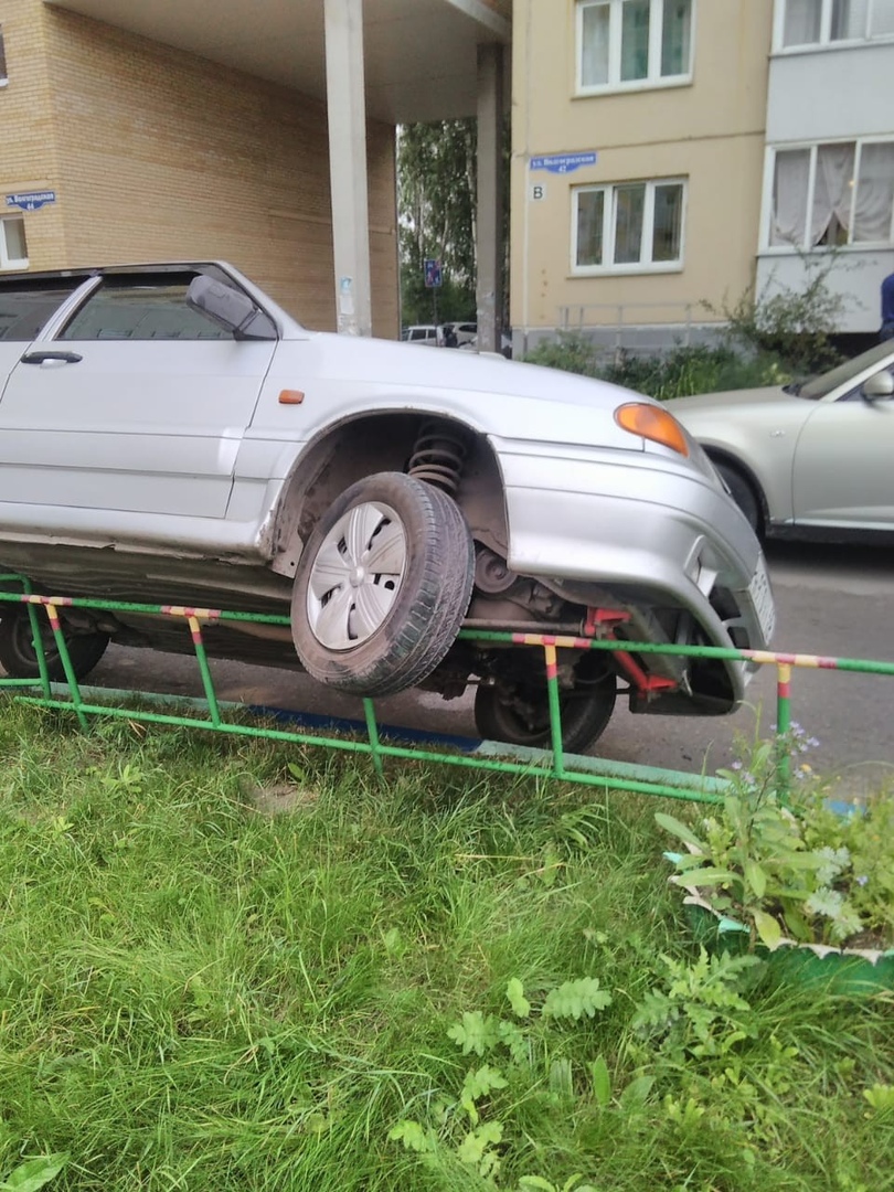 Пожилая омичка «припарковала» свой автомобиль на заборе — СуперОмск