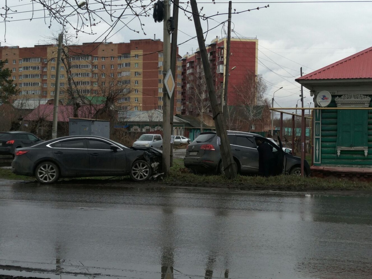 В Омске две иномарки, не поделив перекресток, влетели в дом и столб —  СуперОмск